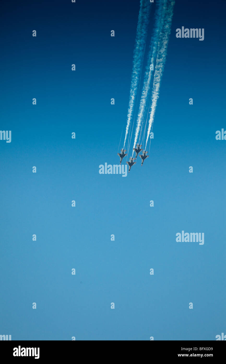Aviones de combate Thunderbirds haciendo show aéreo Foto de stock