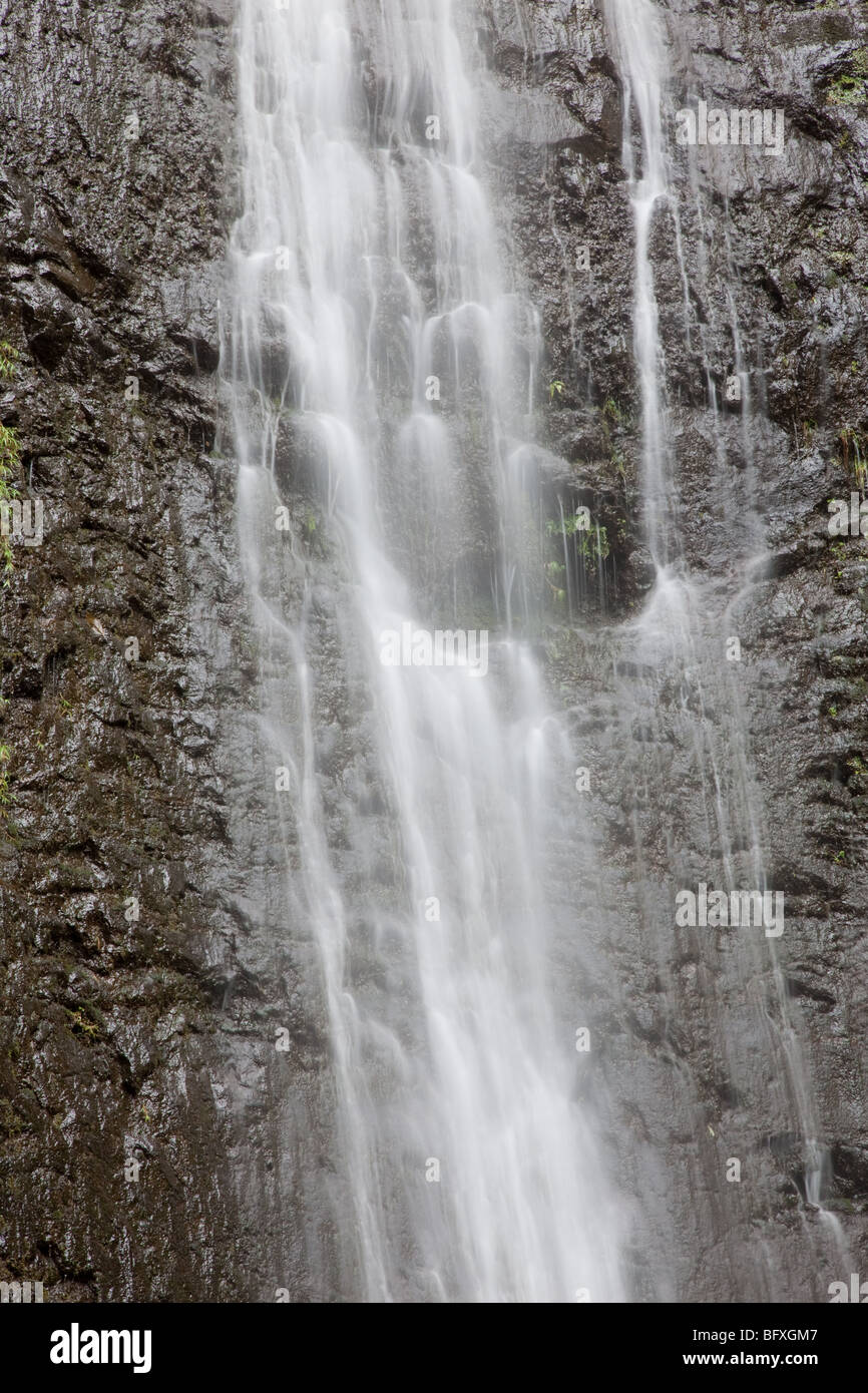 Primer plano de una cascada, una exposición larga, agua blanda Foto de stock