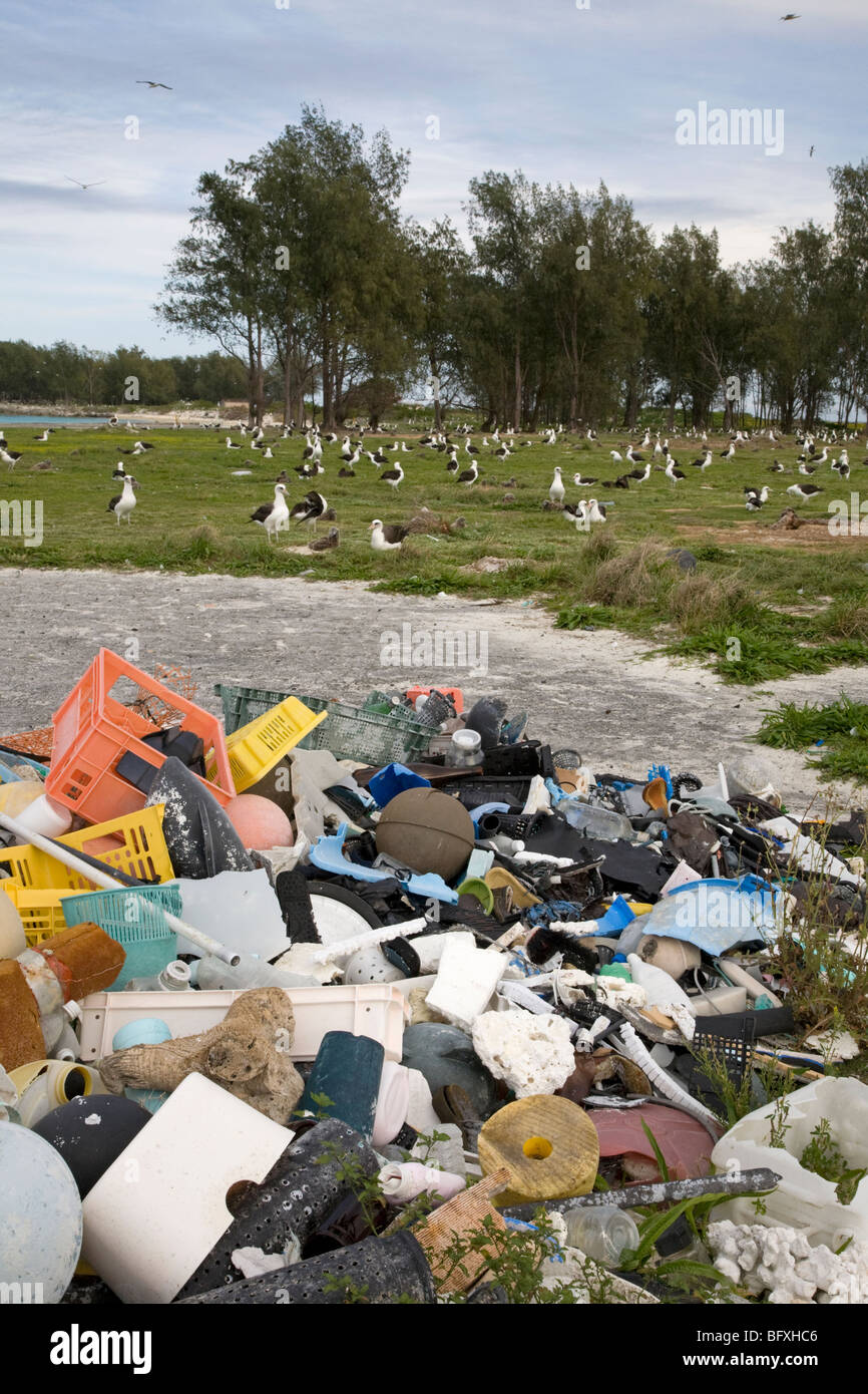 Los desechos marinos trajo al Atolón de Midway por las corrientes oceánicas, recogidos para ser enviadas fuera de la isla para su reciclado o eliminación Foto de stock