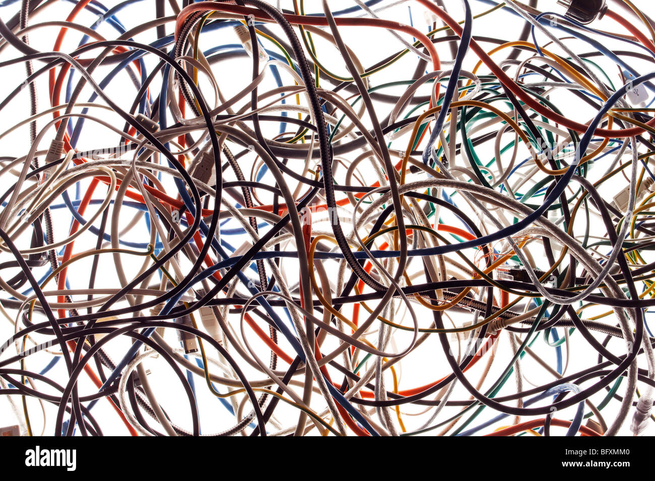 Una maraña de cables de colores en el suelo Fotografía de stock - Alamy