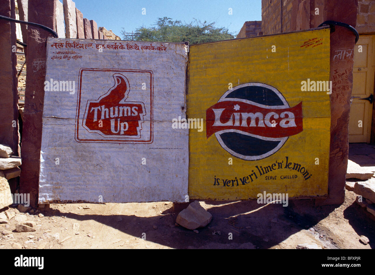 Jaisalmer India puertas con anuncios Thums hasta la cola & Limca Foto de stock