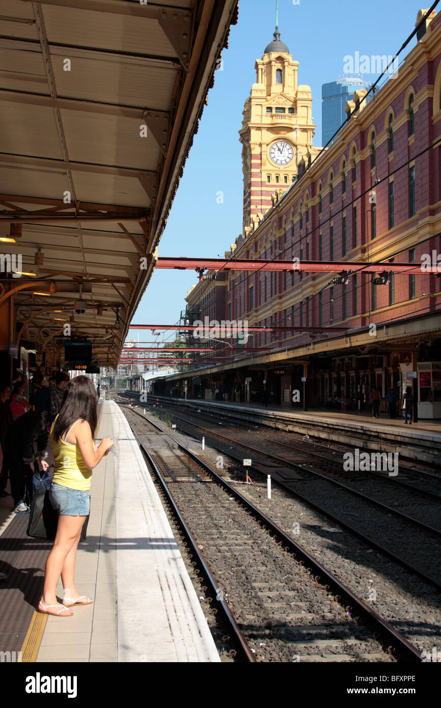 A la espera de un tren en la estación de tren de Flinders Street Melbourne, Victoria, Australia Foto de stock