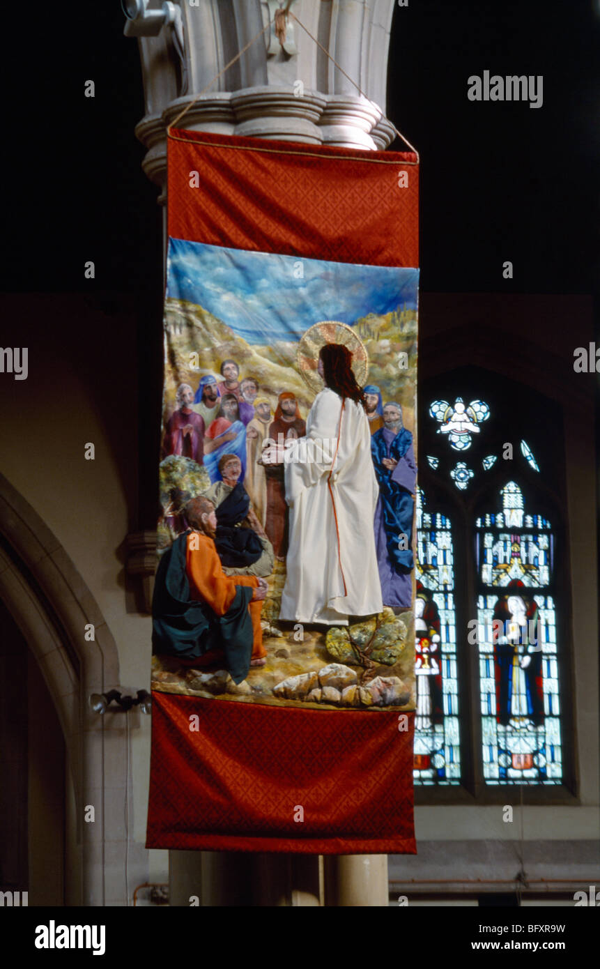 Iglesia Sagrado Corazón de Wimbledon Banner Pascua representando el Sermón de la montaña Foto de stock