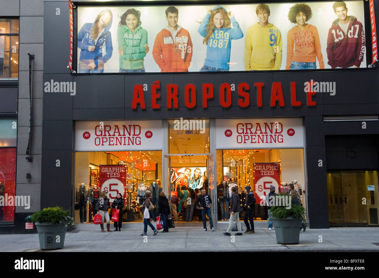Gran Apertura de una tienda de ropa Aeropostale en 34th Street en Nueva York  Fotografía de stock - Alamy