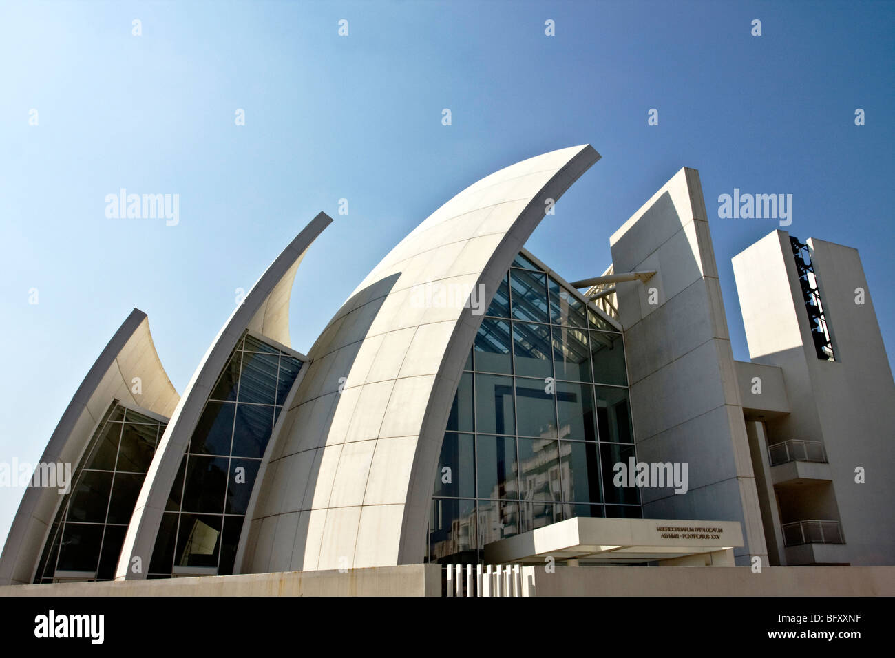 Iglesia del Jubileo por el arquitecto Richard Meier, la Chiesa del Dio el Padre Misericordioso. Tor Tre Teste, Roma, Italia (1996-2003 Fotografía de stock - Alamy Iglesia del Jubileo por el arquitecto Richard Meier, la Chiesa del Dio el Padre Misericordioso. Tor Tre Teste, Roma, Italia (1996-2003 Fotografía de stock - Alamy
