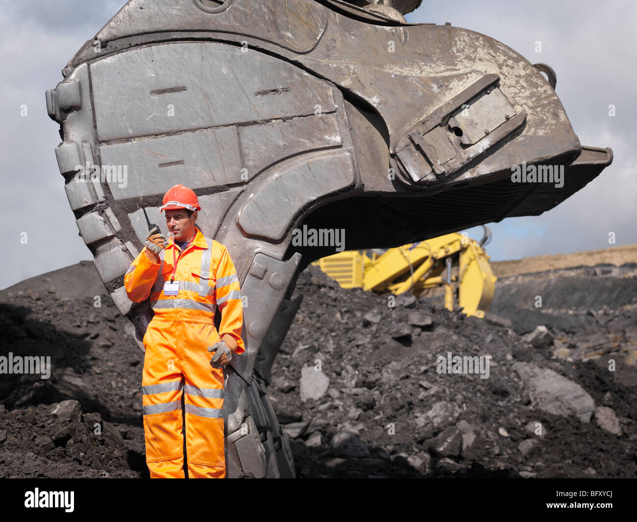 La minera de carbón con un walkie-talkie Foto de stock