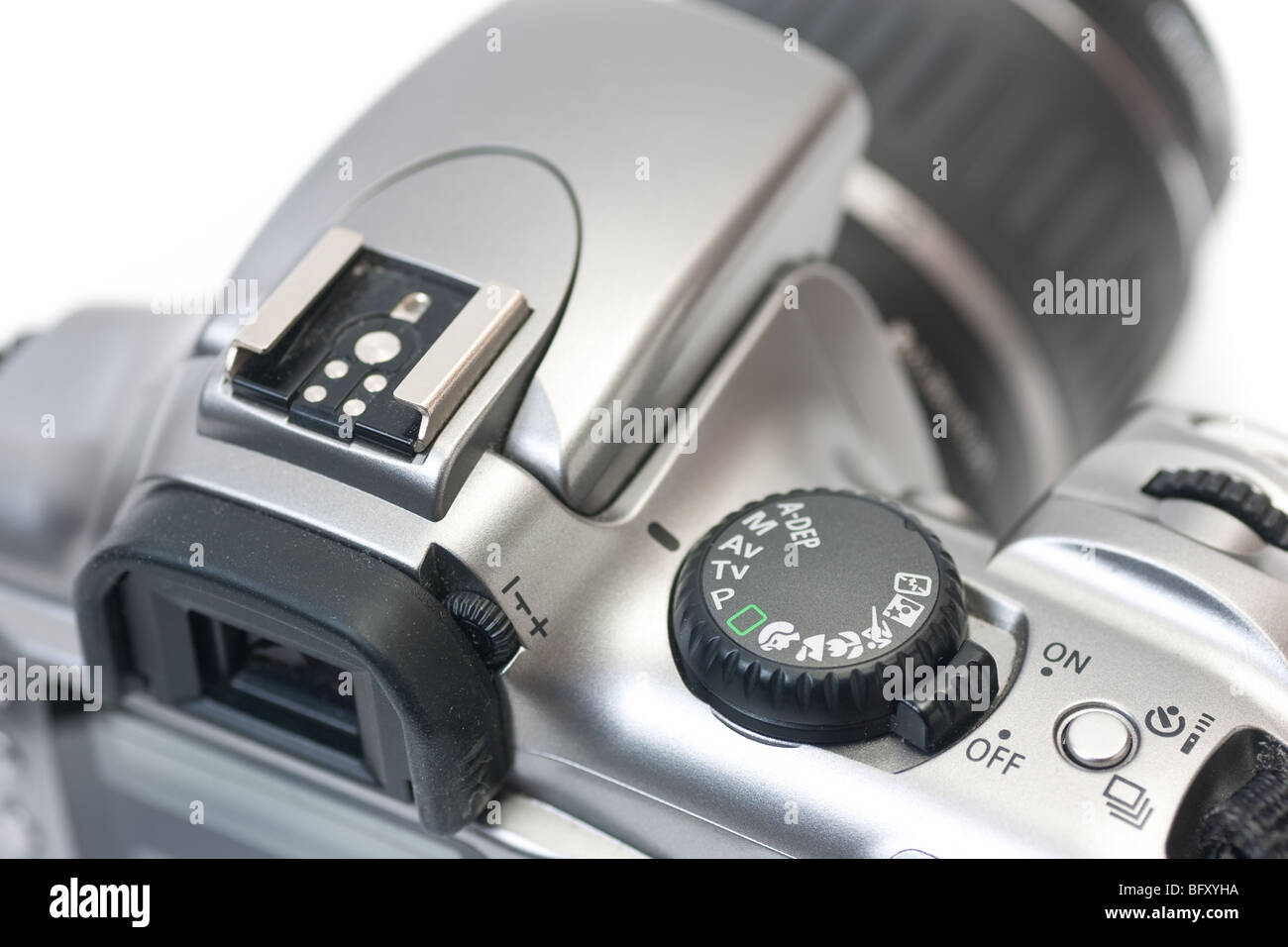 Un primer plano de la parte superior de una cámara réflex digital, con foco  en el dial de modo y el interruptor de encendido/apagado, aislado en blanco  Fotografía de stock - Alamy
