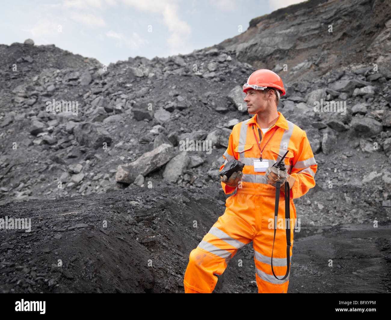 La minera de carbón con un walkie-talkie Foto de stock