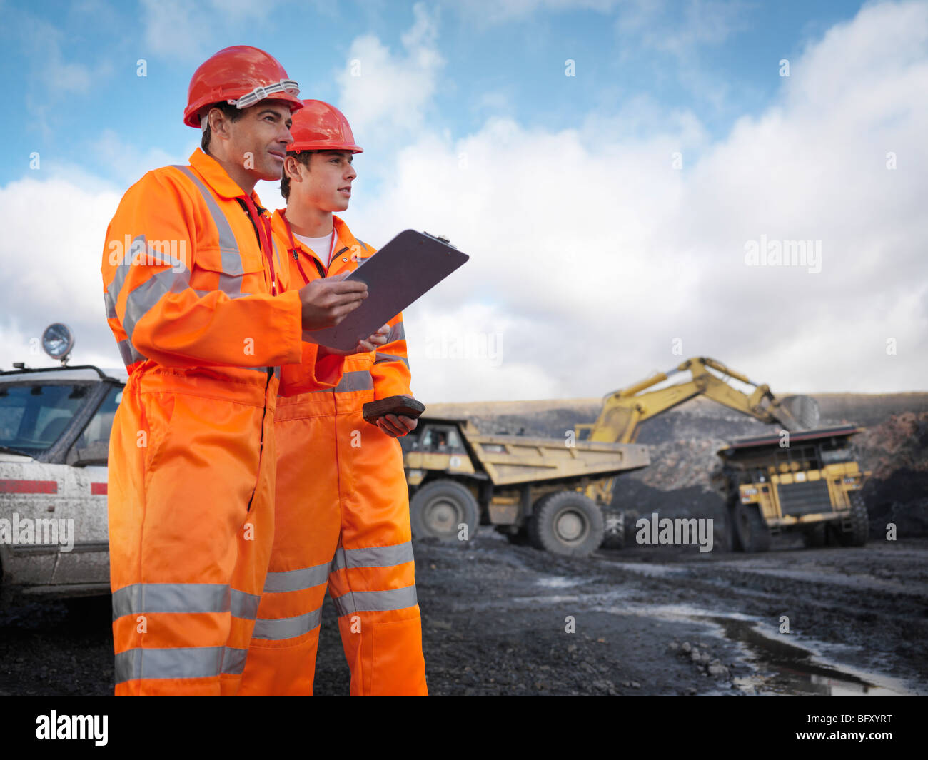 Los trabajadores en la mina de carbón de portapapeles Foto de stock