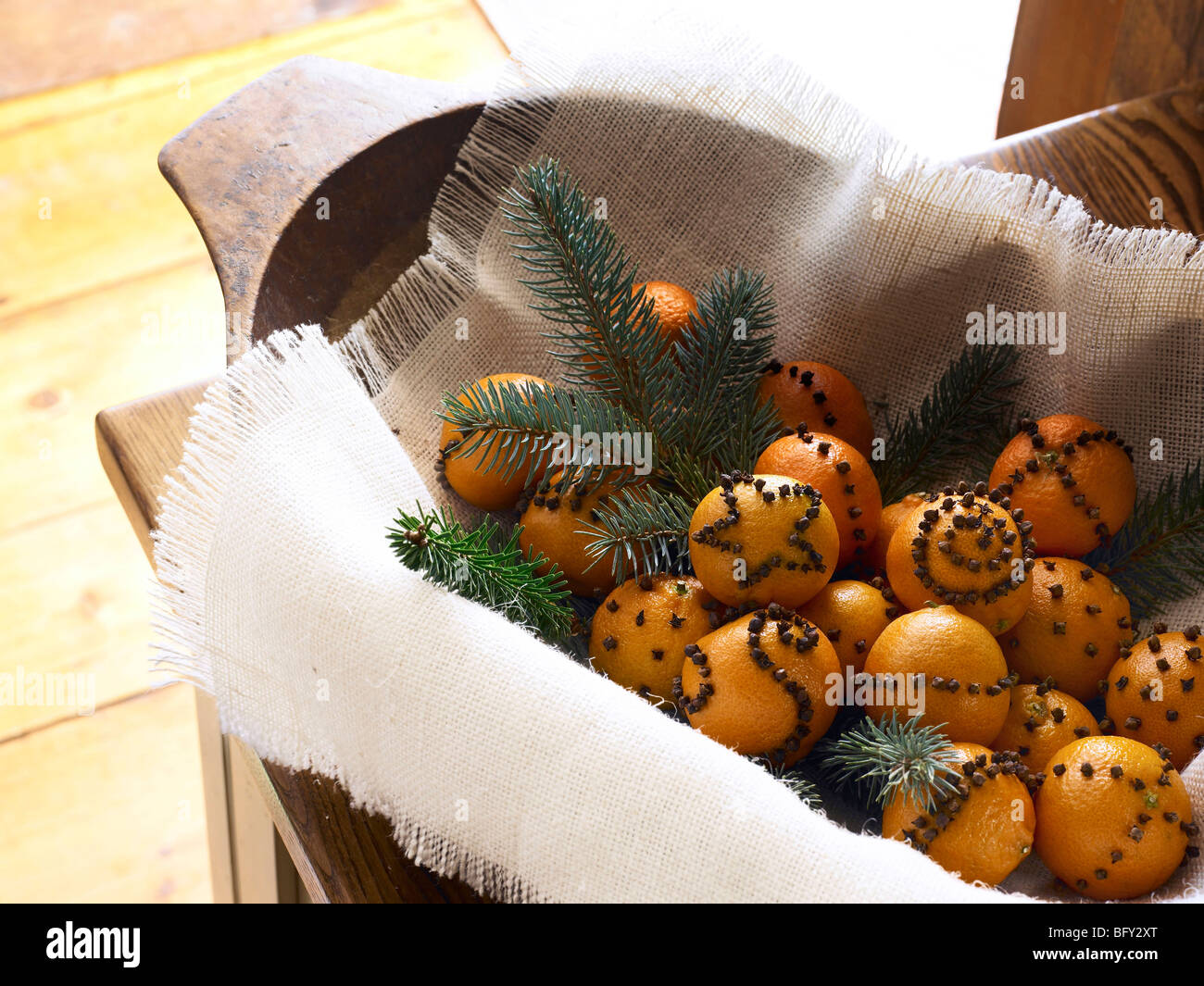 Clementine frutas decoradas con clavos Fotografía de stock - Alamy