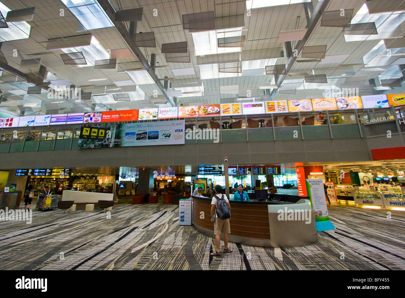 Gran variedad de restaurantes en el interior del Aeropuerto Internacional Changi de Singapur Foto de stock