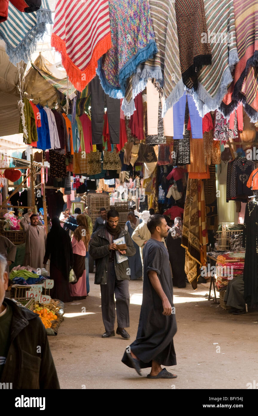 Ropa llena de colorido bazar souk mercado en Luxor, Egipto Fotografía de  stock - Alamy