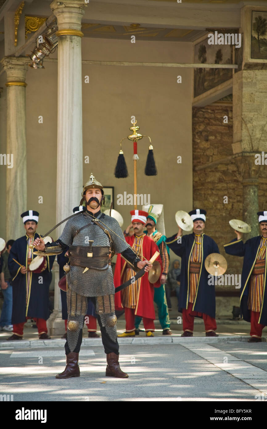 Banda militar otomano 'mehter' realizando para turistas en Topakapi Palace en Estambul, Turquía. © Myrleen Pearson Foto de stock