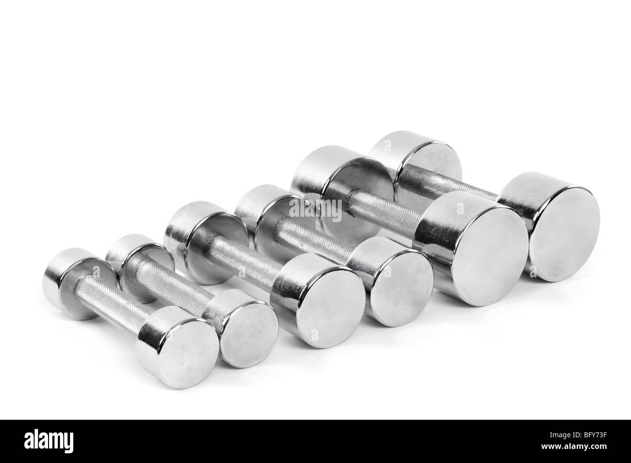 Conjunto de cromo brillante mancuernas aislado sobre fondo blanco. Foto de stock