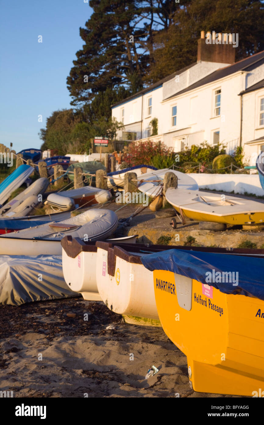 Helford Pasage; botes atados a la orilla del río; helford; Cornwall Foto de stock