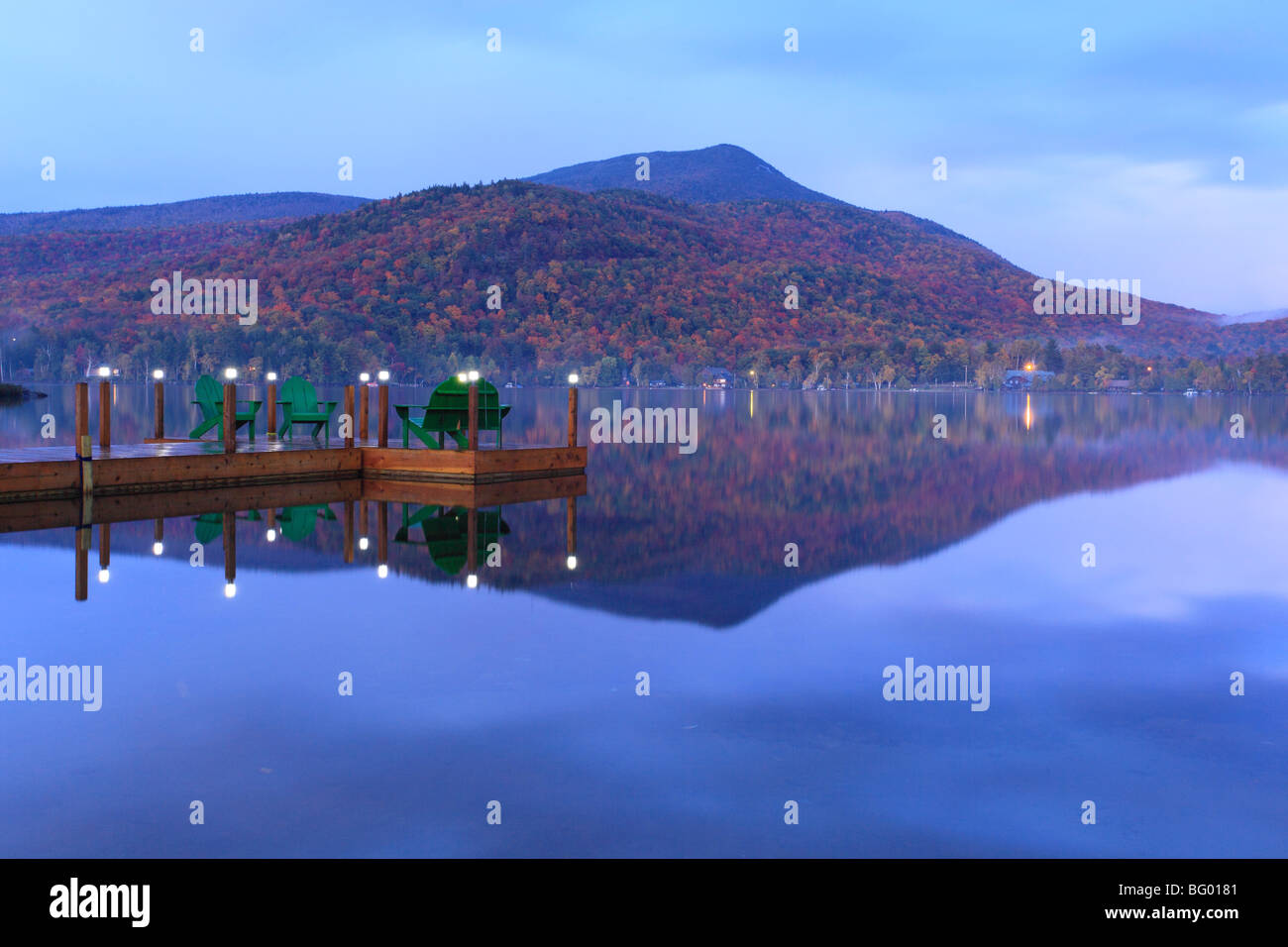 Al anochecer, Blue Mountain Lake, Adirondacks, Nueva York Foto de stock