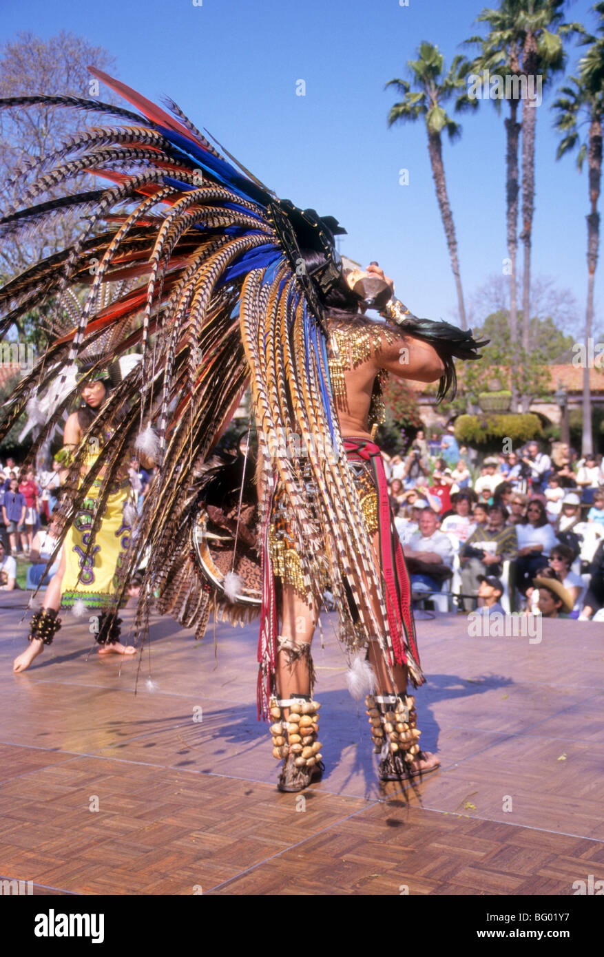 Traje traje de tocado de plumas mostrar explicar California Mission San  Juan Capistrano festival fiesta justa historia Fotografía de stock - Alamy