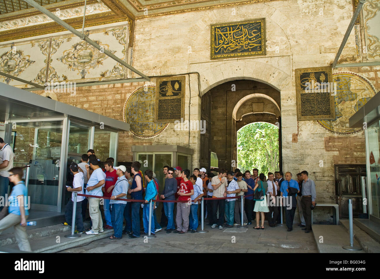 Cola de turistas esperando para comprar entradas para el Palacio de Topkapi, Sultanahmet, Estambul, Turquía. © Myrleen Pearson Foto de stock