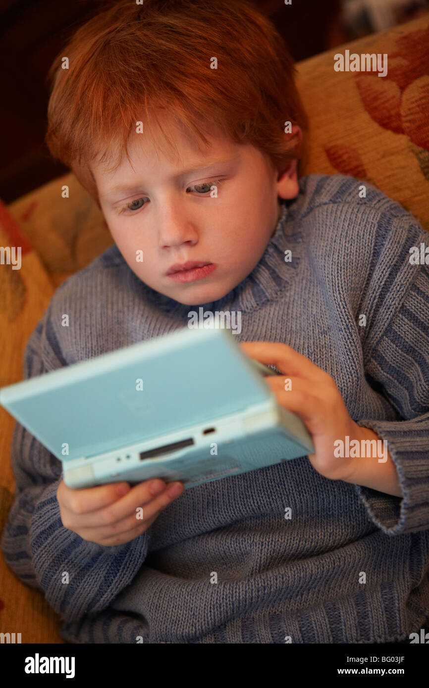 Joven jugando Nintendo DS Foto de stock