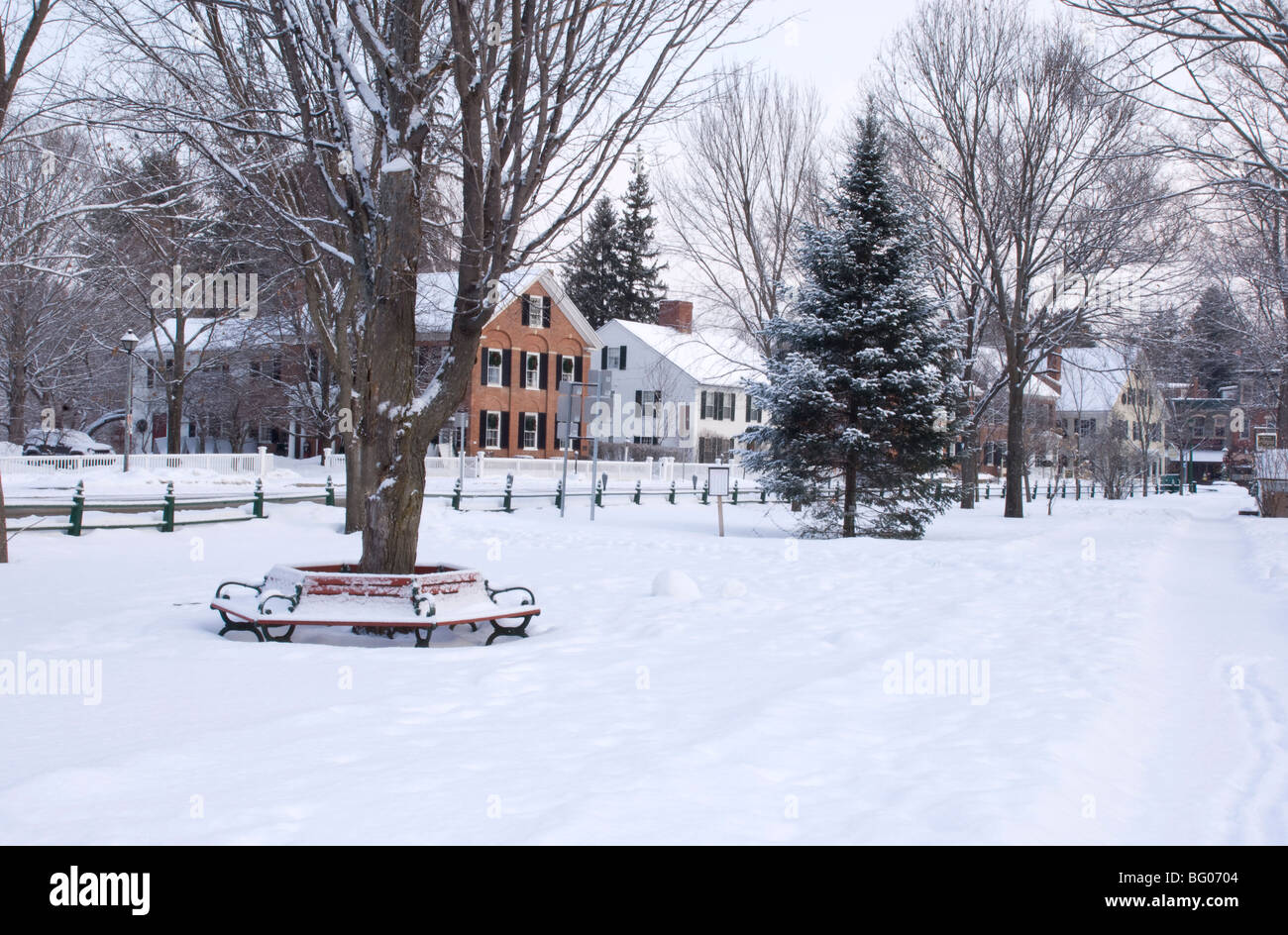 El Village Green cubierto con nieve, Woodstock, Vermont, Nueva Inglaterra, los Estados Unidos de América, América del Norte Foto de stock
