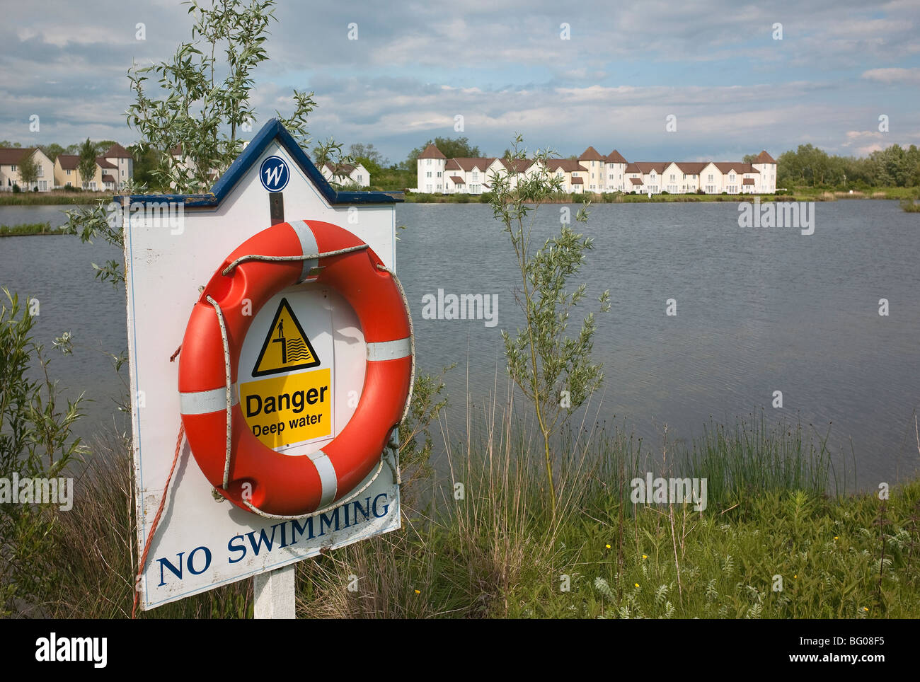 Correa para salvar su vida al lado de Cotswold Water y la advertencia en contra de la natación Foto de stock