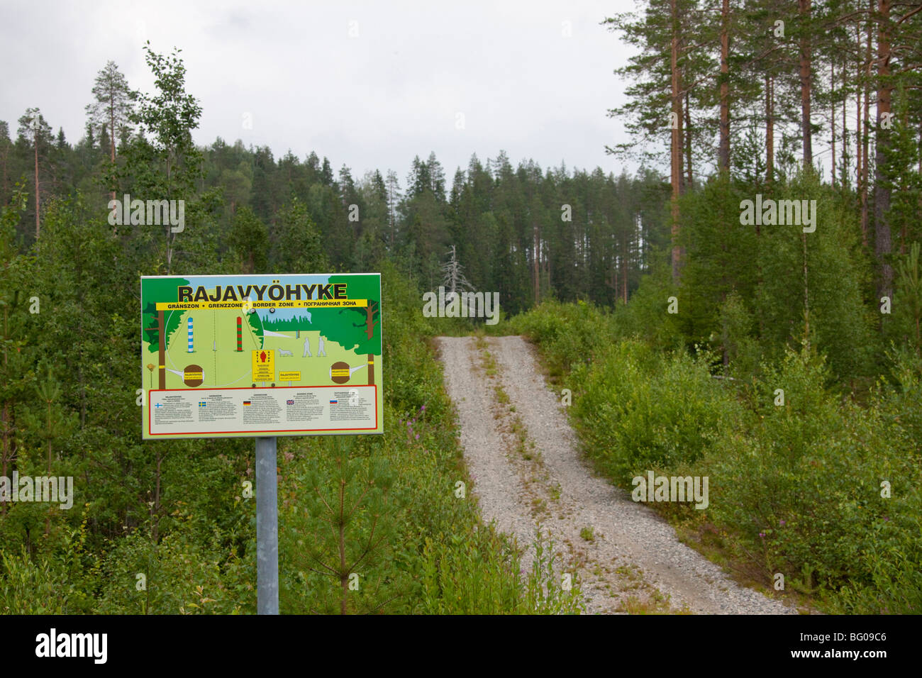 Signo de fronteras entre las fronteras de Finlandia y Rusia en Karelia Foto de stock