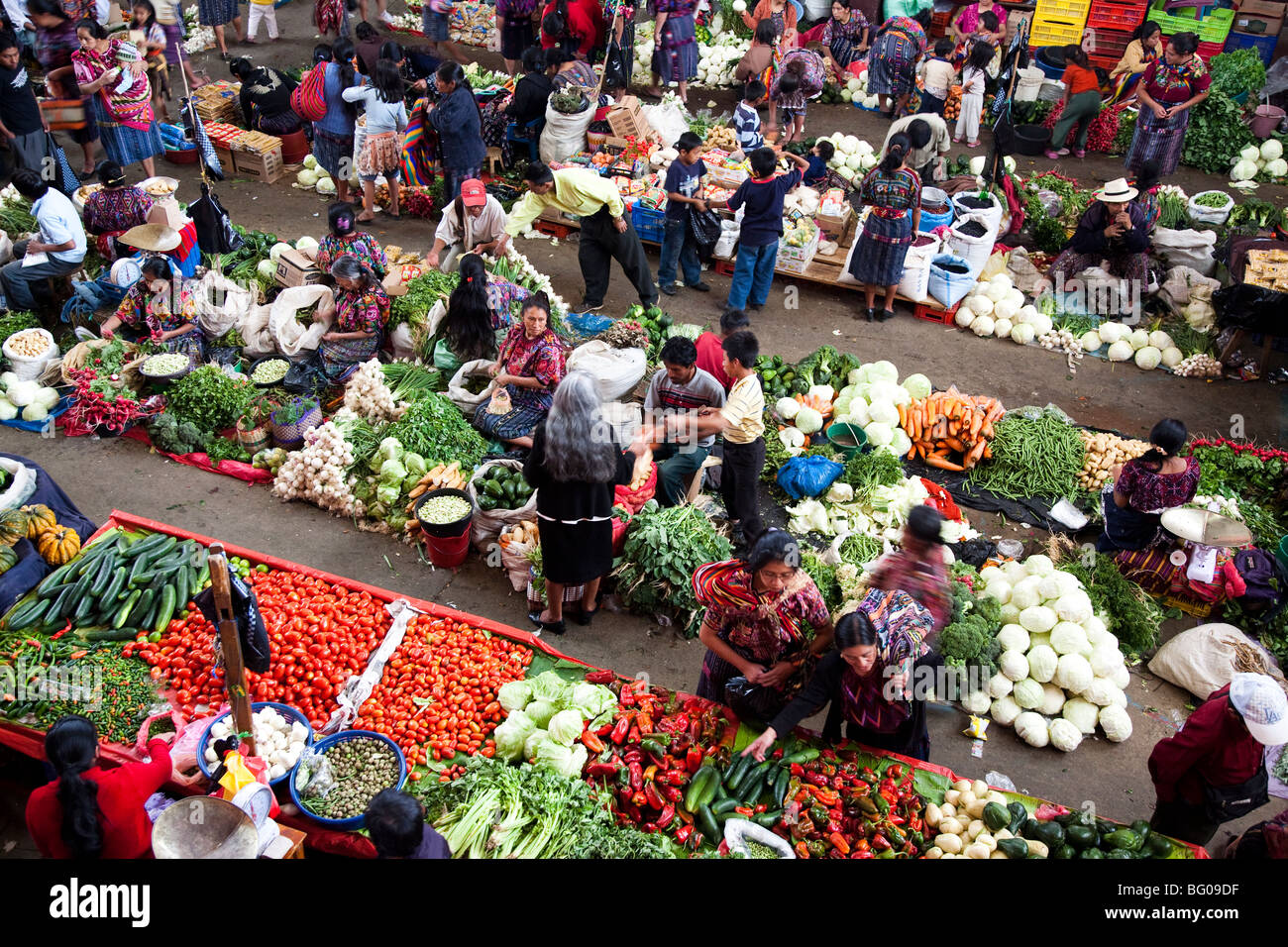 Dia de mercado en chichicastenango fotografías e imágenes de alta