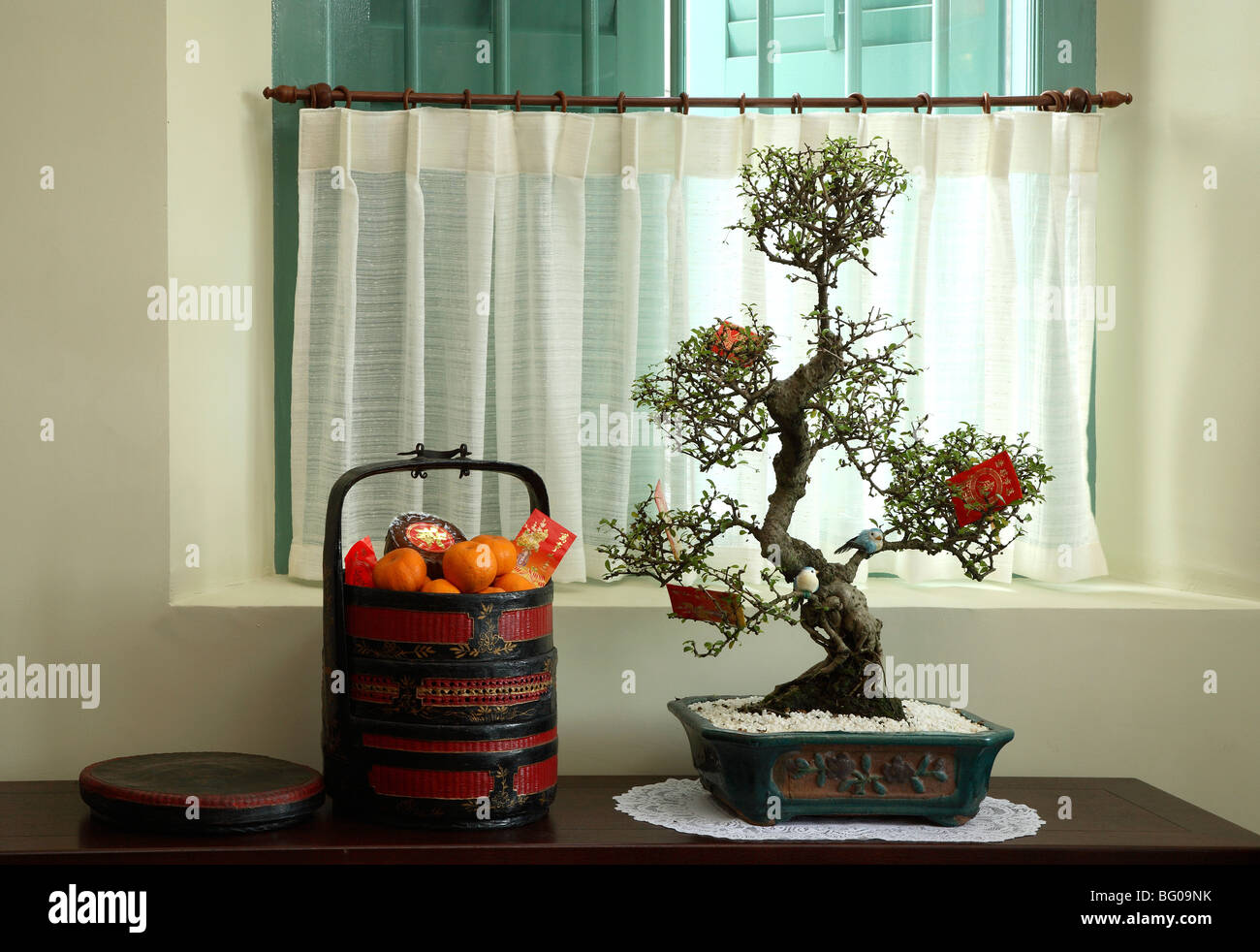 Año Nuevo chino decoración con naranjas y paquete rojo Foto de stock