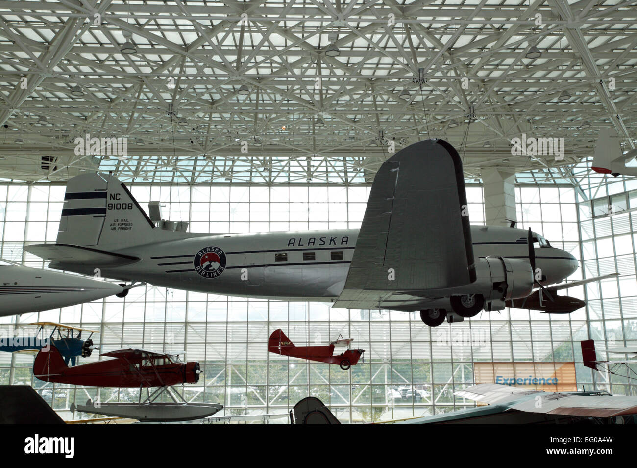 Douglas DC-3 en la presentación estática en la Gran galería del Museo de la aviación, Boeing Field, en Seattle Foto de stock