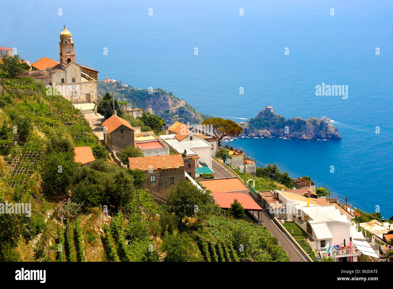 Capillas en el lado de la colina de la costa de Amalfi, cerca de Amalfi, Italia Foto de stock
