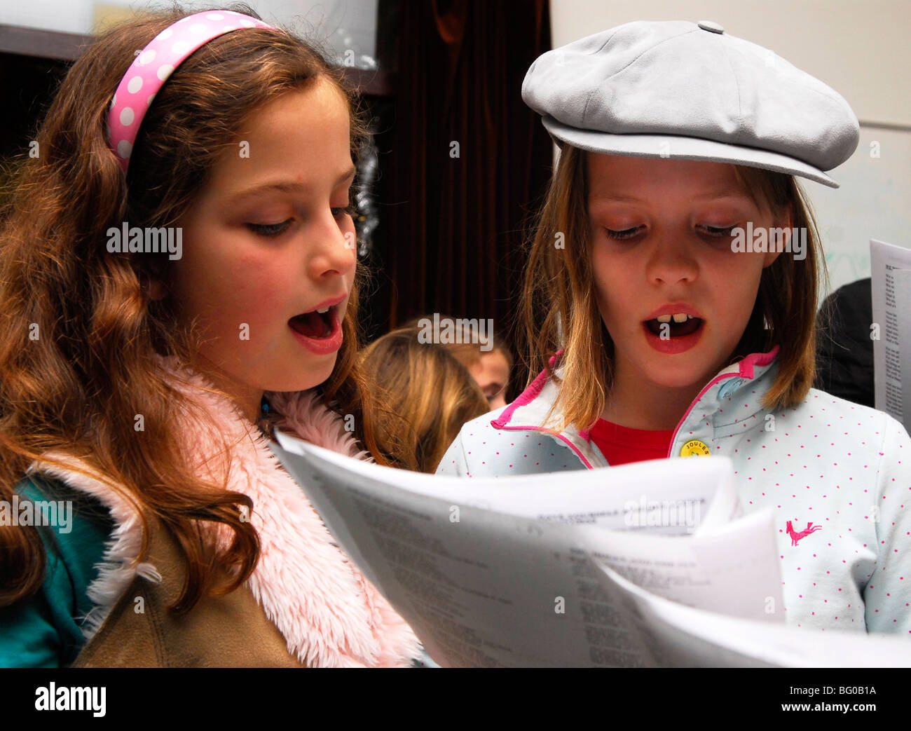 Jóvenes cantando villancicos en una escuela Feria de Navidad, Haslemere, Surrey, Reino Unido. Foto de stock