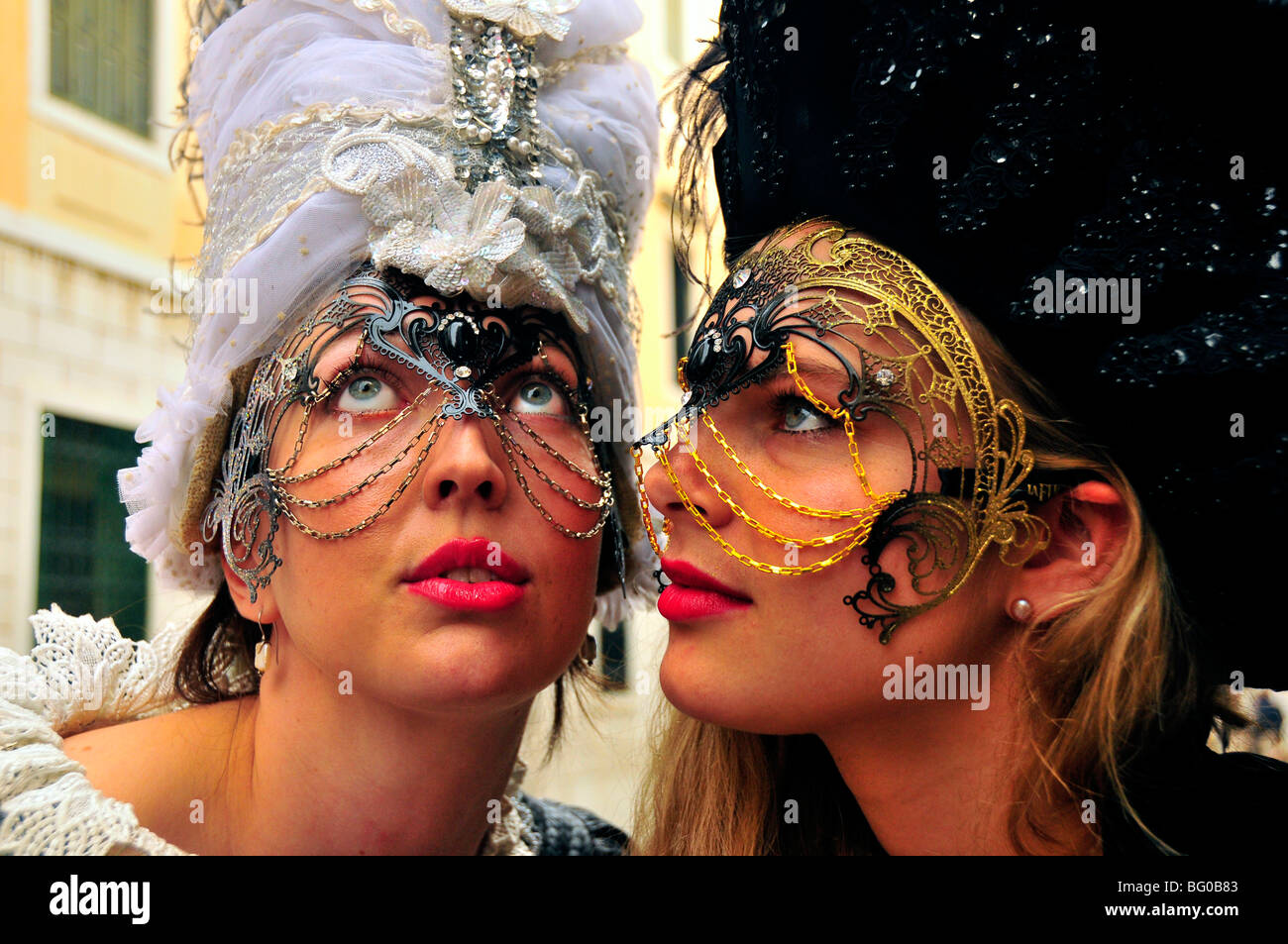 dictador abajo cáustico Las mujeres enmascarados en el siglo XVI Traje de carnaval,Venecia ,Italia,romántico.misterioso,disfraces,canal,carnevale,hat, ventilador ,  belleza,sexy Fotografía de stock - Alamy