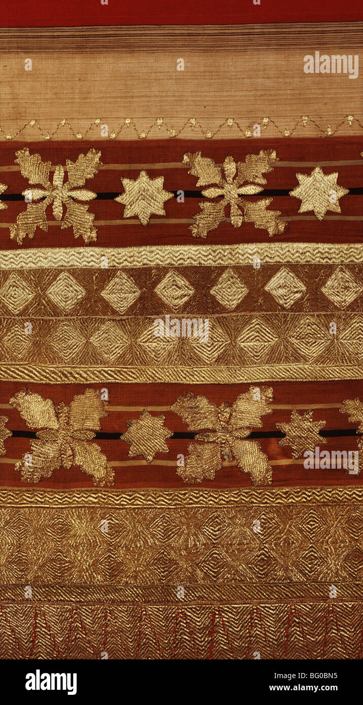 Detalle de traje ceremonial tejida con hilos de oro y hilo metálico de la colección regente, desde el sur de Sumatra, Indonesia, Asia Foto de stock