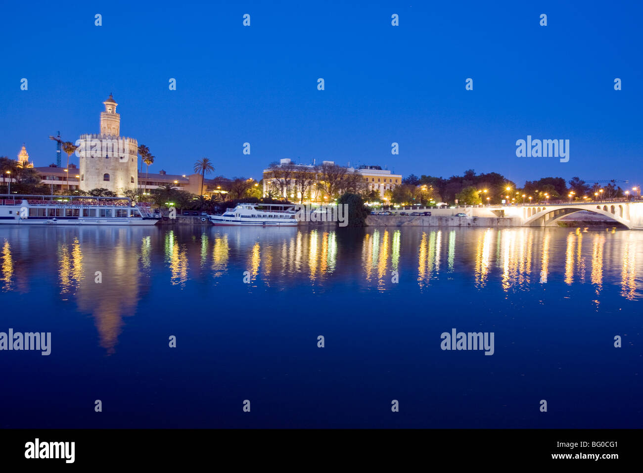 Los edificios en la costanera, la Torre del Oro, Sevilla, España Foto de stock