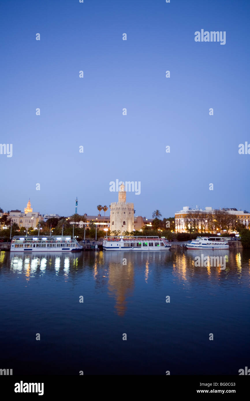 Los edificios en la costanera, la Torre del Oro, Sevilla, España Foto de stock