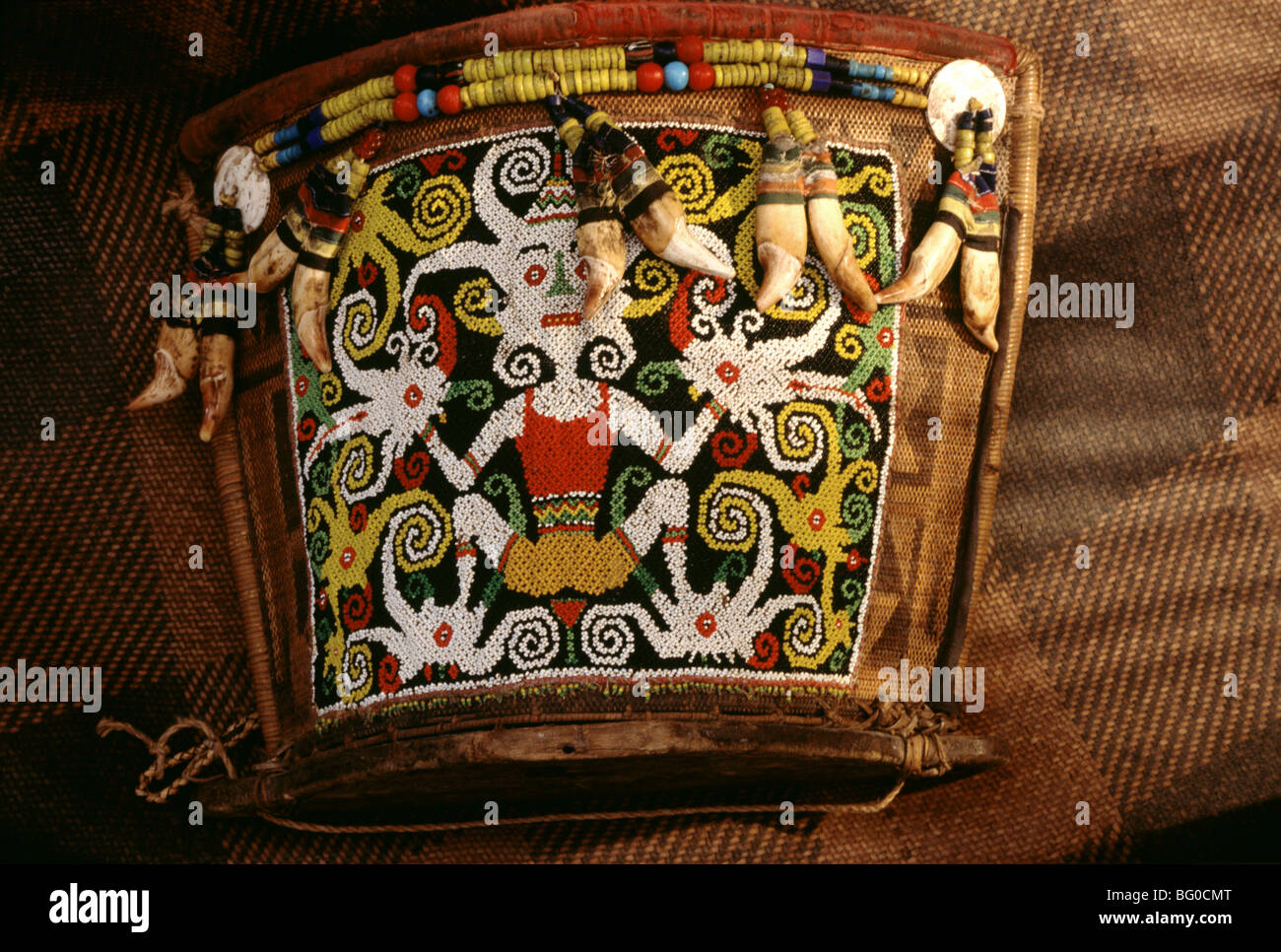 Baby carrier con figura de motif, Kayan, Kenyah tribus, Sarawak, Borneo, Malasia, Asia Foto de stock