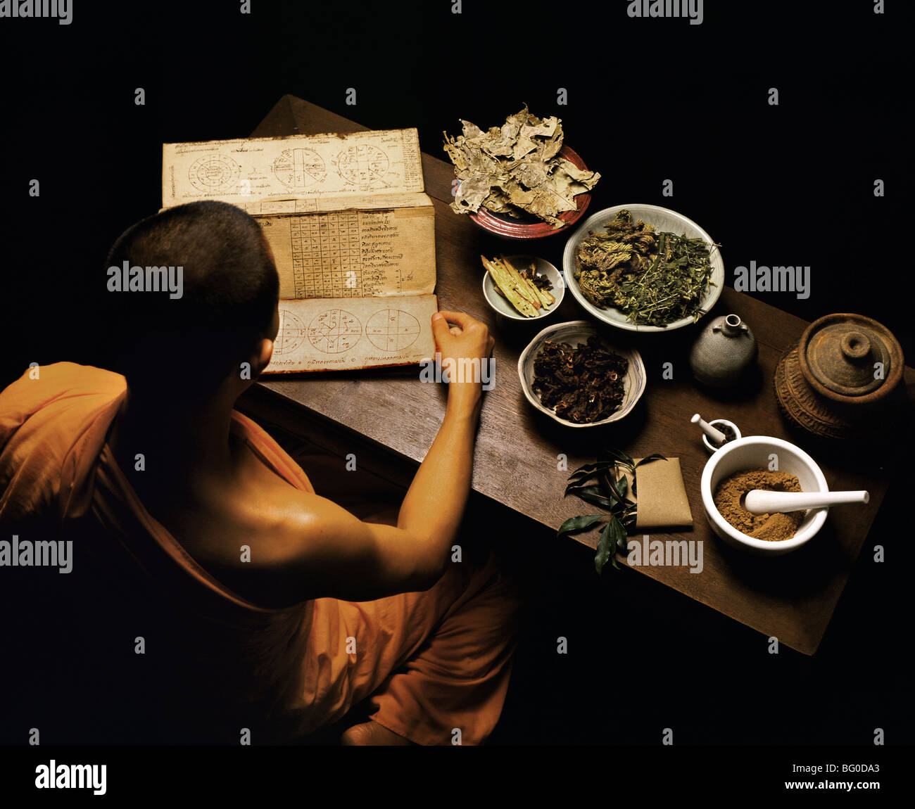 Monje tailandés preparando medicinas herbarias, Tailandia, el sudeste de Asia, Asia Foto de stock