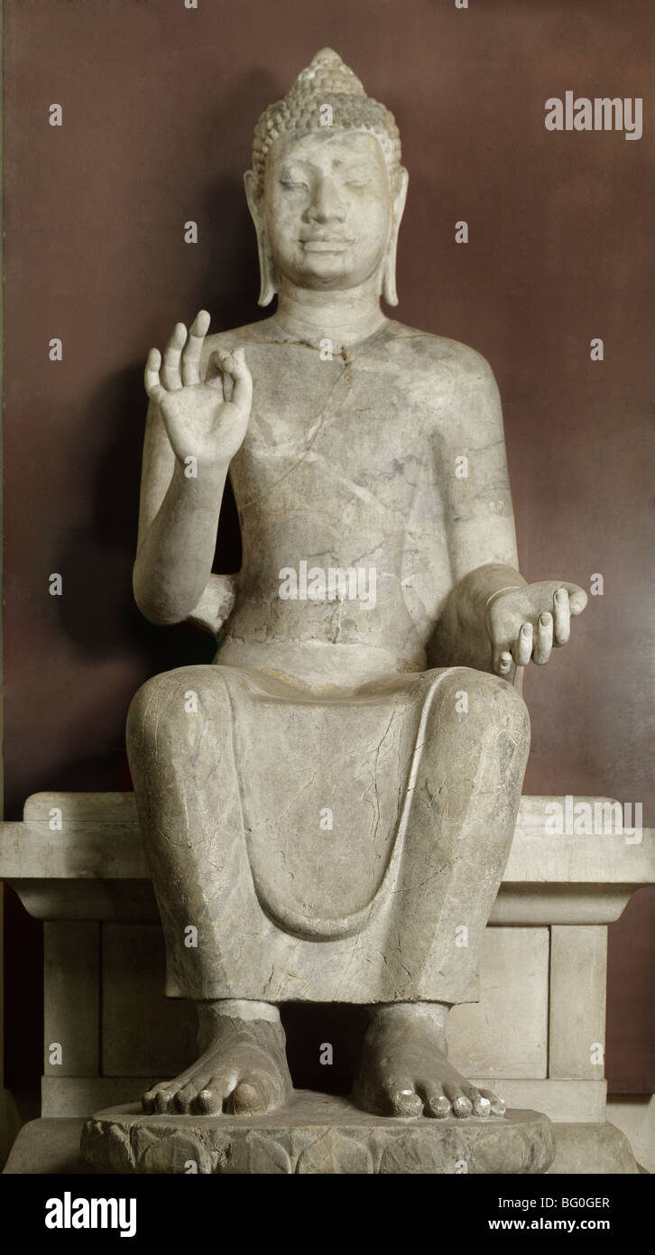 Imagen de Buda Davaravati gigante sentado en la denominada moda europea, el Museo Nacional de Bangkok, Tailandia, Asia Foto de stock