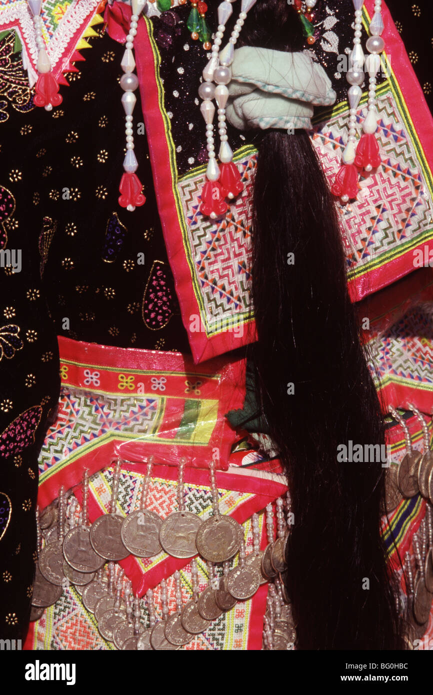 Los textiles y las decoraciones de la tribu Hmong Blanco, en el norte de Tailandia, el sudeste de Asia, Asia Foto de stock