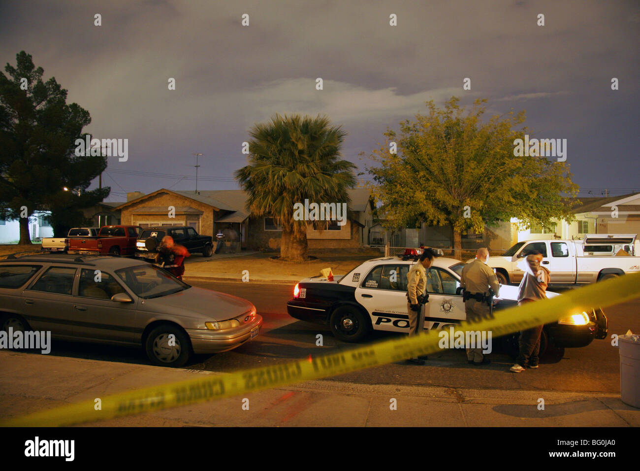 La policía de Las Vegas y CSI en una escena del crimen a altas horas de la noche, Las Vegas, Nevada, EE.UU. Foto de stock