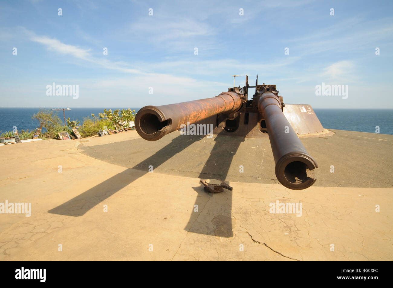 Cañones, Isla de Gorée, famosa por su papel en la esclavitud, cerca de Dakar, Senegal, África occidental, África Foto de stock