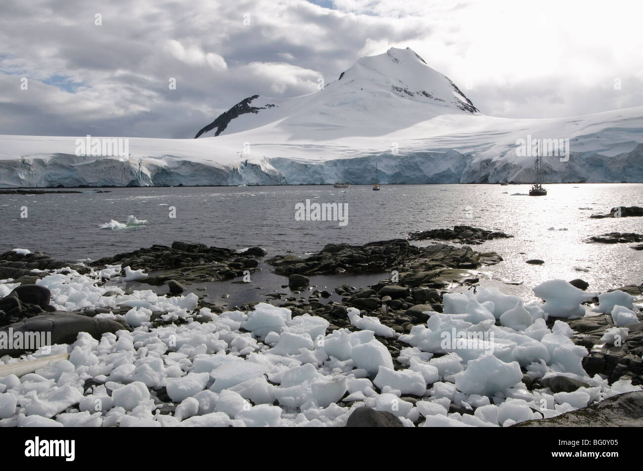 Punta Jougla cerca de Port Lockroy, en la Península Antártica, en la Antártida, las regiones polares Foto de stock