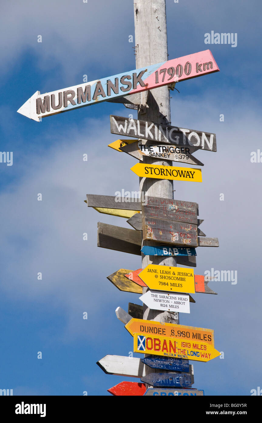 Letreros con kilometraje a destinos de todo el mundo convertido en un tótem, Port Stanley, Islas Malvinas, América del Sur Foto de stock