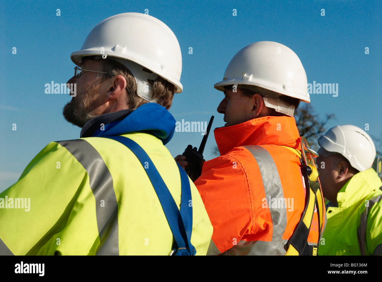 Los trabajadores de la construcción y banksman mira como vigas de techo se levanta en posición. All England Lawn Tennis Club, Wimbledon Foto de stock