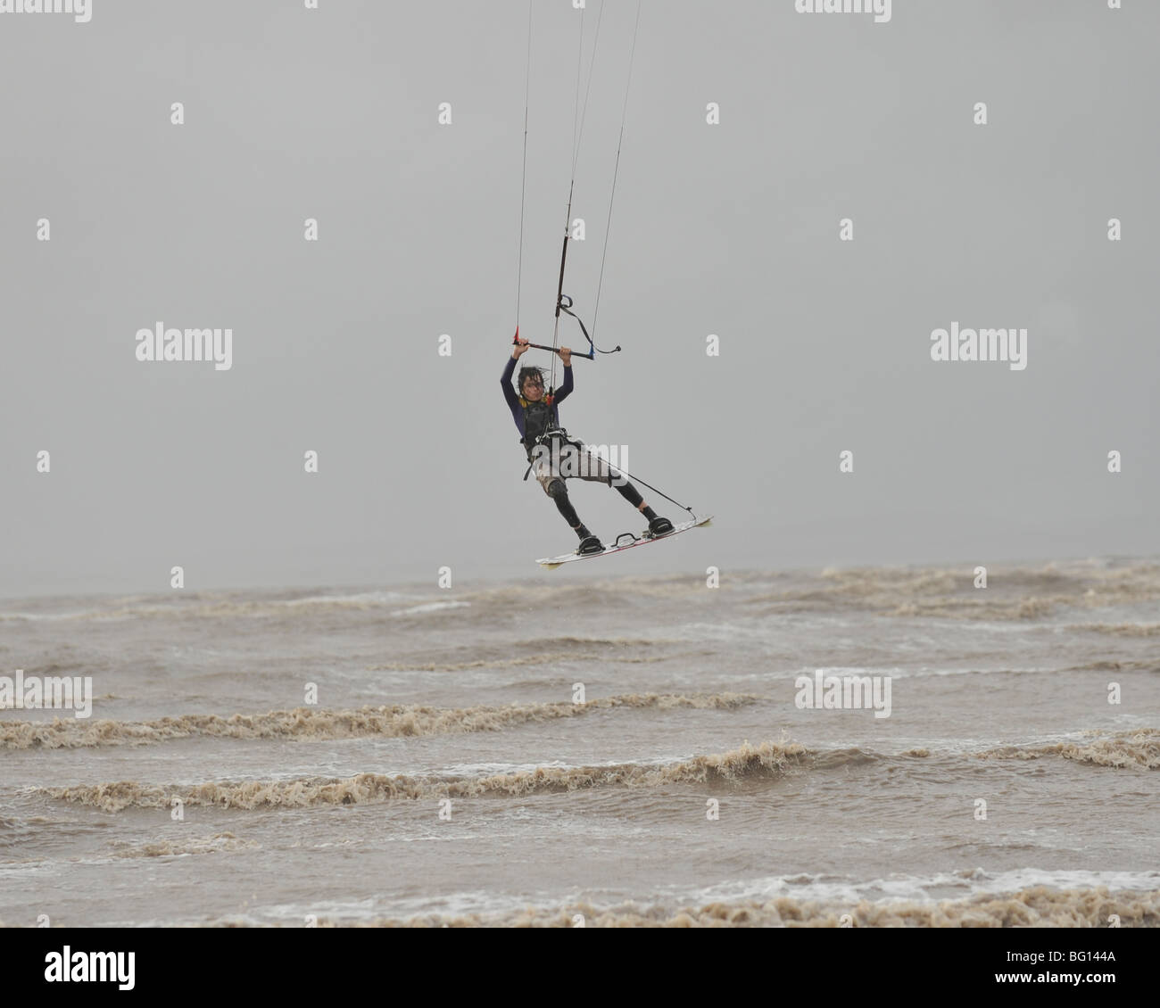 Kite surfer saltando las olas Foto de stock