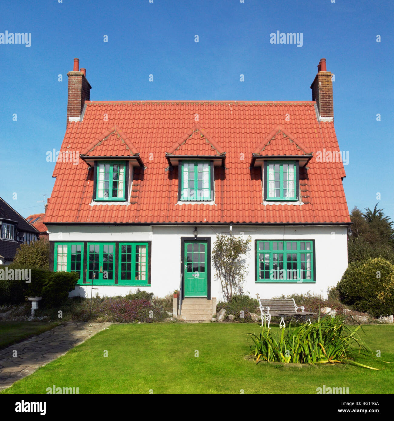 1920 Casa y jardín delantero. Thorpeness, Suffolk, Reino Unido Foto de stock