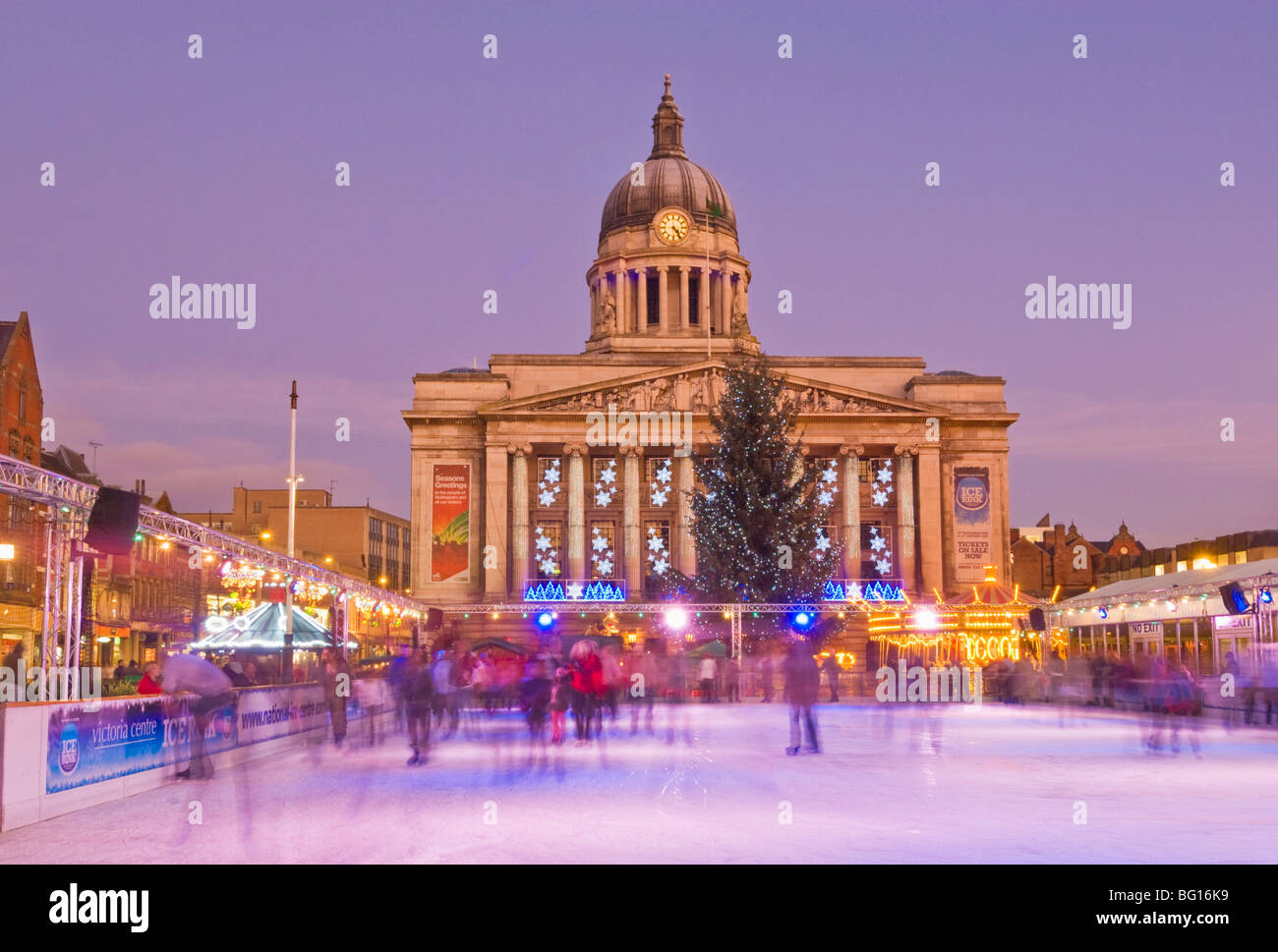 Los patinadores sobre hielo en la pista de patinaje sobre hielo al aire libre de Navidad en la Plaza del Mercado Viejo, Nottingham, Nottinghamshire, Reino Unido Foto de stock