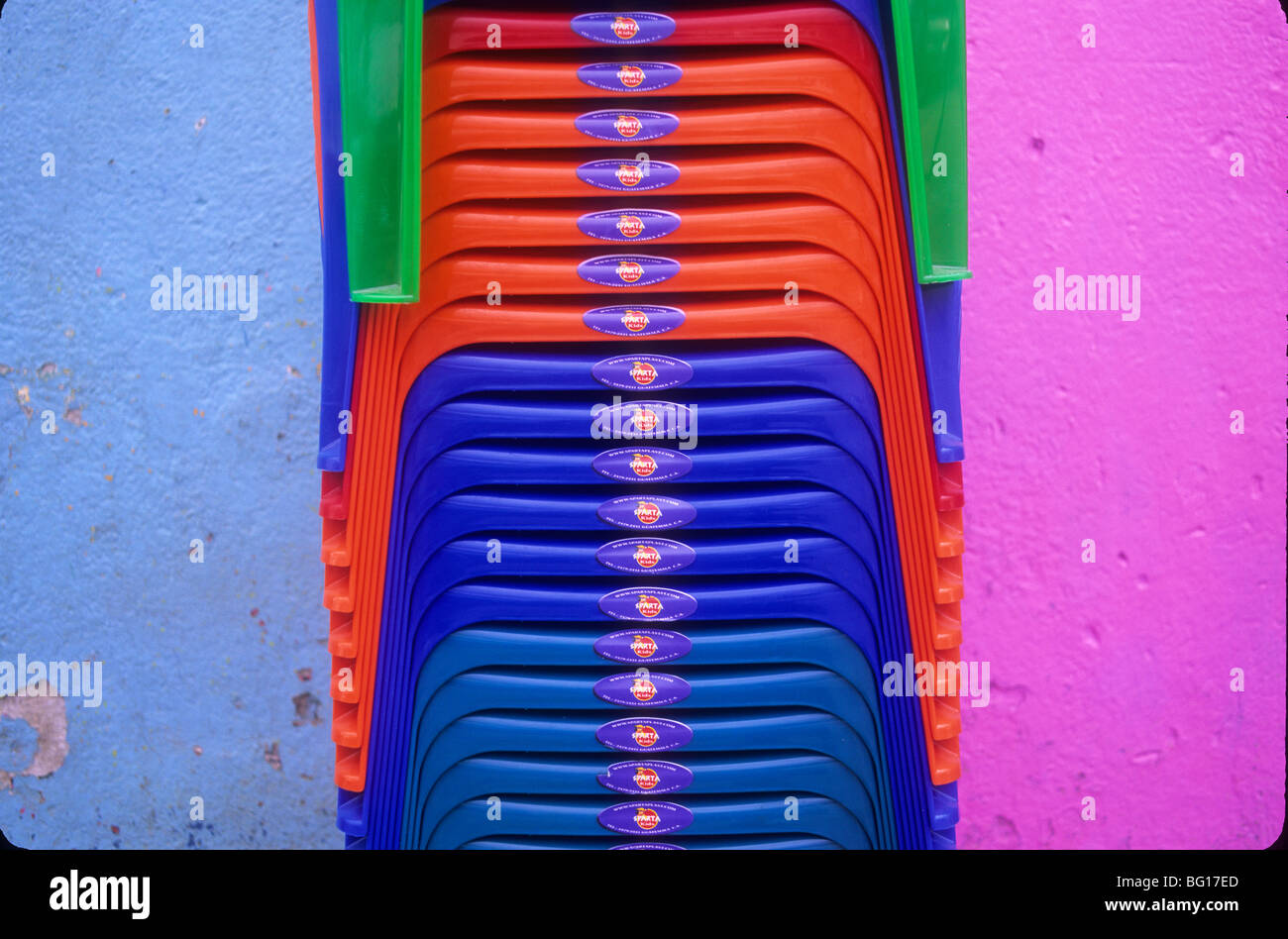 Sillas de plástico para la venta en el mercado de Santa Cruz del Quiché,  Guatemala Fotografía de stock - Alamy