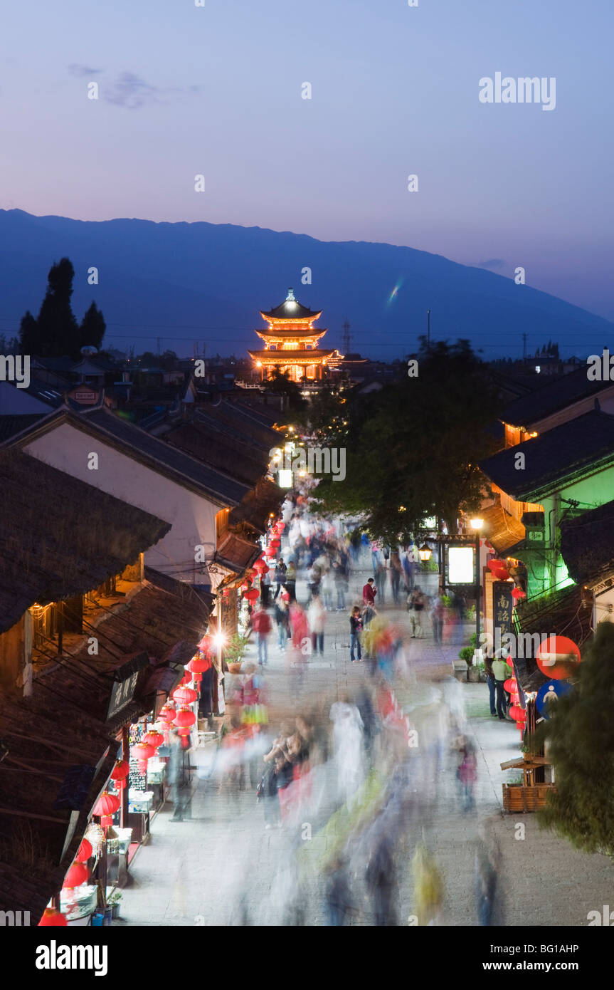 Vista nocturna de la calle principal y la torre de vigilancia, la antigua ciudad de Dali, Dali, provincia de Yunnan, China, Asia Foto de stock