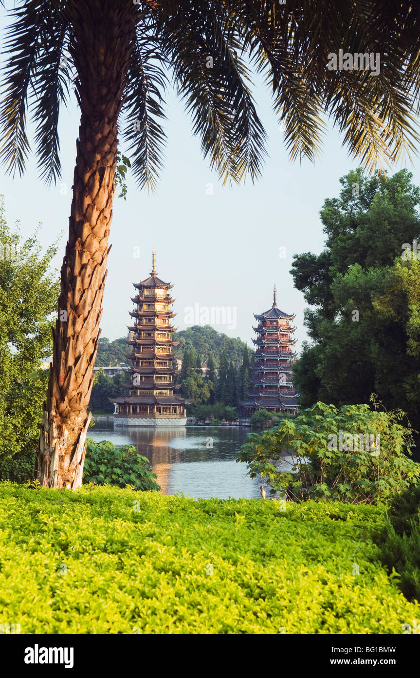 Lago Banyan pagodas, Guilin, Guangxi, China, Asia Foto de stock